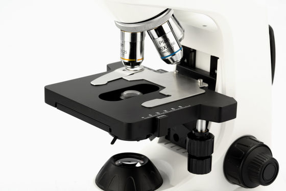 4 microscópio biológico do laboratório da posição 40X com fase mecânica